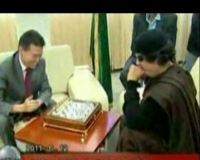 Muammar Khadafi Bermain Catur