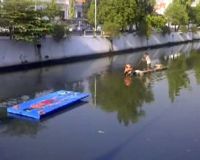 Orang Snorkelling Ngambang di Kali Ciliwung