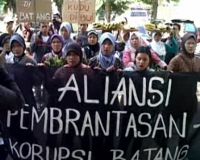 Ibu-ibu Ruwatan Korupsi di Pengadilan