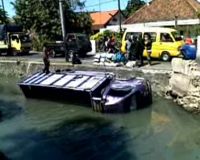 Truk Bermuatan Arang Nyebur Sungai