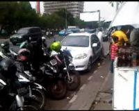 Motor Parkir di Pinggir Jalan Tak Diderek 
