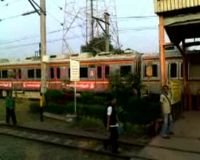 Penumpang KRL Tetap Duduk di Atap 