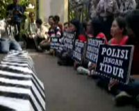 ICW Cs Bawa Polisi Tidur ke Mabes Polri 
