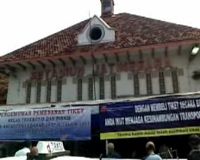 Antre Tiket di Stasiun Jatinegara 