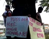 Menolak Penebangan Pohon di Jl I Gusti Ngurah Rai 