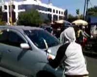 Pedagang Pasar Turi Bagi-bagi Bunga