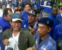 Bentangkan Spanduk Anti Korupsi di Rakornas, Pong Diusir