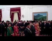 SBY Sematkan Bintang Jasa pada bu Ani