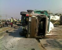 Truk Pengangkut Batu Gamping Terguling