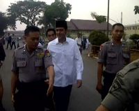 Nazaruddin Salat Id di Luar Sel