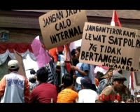 Warga Cakung Demo Kantor Walikota Jaktim