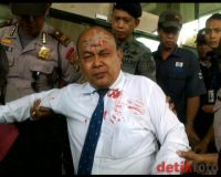 Sayat Dahi di Gedung KPK