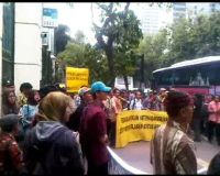 Pegawai UI Demo di Kampus Salemba