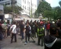Tolak Digusur, Pedagang di Belakang RS MMC Ngamuk
