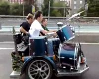 Ngeband di Atas Motor Jadi Primadona 