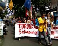 Demo Mahasiswa Bakar Ban
