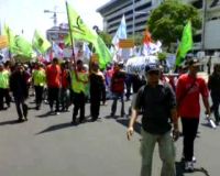 Ratusan Buruh Tuntut Kenaikan UMK di Jateng