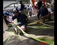 Memasang Janur di Sekitar Keraton
