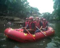 Menpera Susuri Bantaran Kali Ciliwung