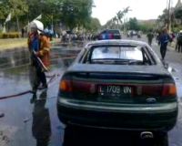 Sedan Ford Meledak dan Terbakar