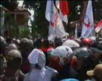 Ribuan Buruh Bentrok, 2 Pingsan dan Luka