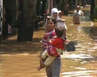 Banjir di Kampung Pulo Surut, Warga Bersihkan Rumah