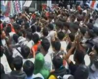 Bentrokan Buruh dan Polisi Dalam Unjuk Rasa