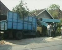 Truk Hantam Tiga Rumah di Gresik