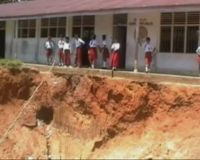 Gedung Sekolah Terancam Runtuh