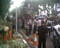 Tukang Ojek Tewas Setelah Tabrak Truk Molen