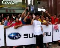 Lomba Unik Memegang Mobil