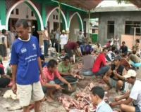 Warga Bergotong-royang Mengolah Daging Kurban