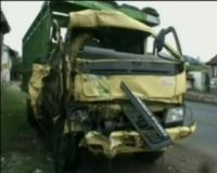 Truk Bawa Pekerja Tabrak Truk Bermuatan Baja