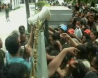 Pembagian Daging Kurban, Warga Berebut Masuk Masjid