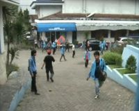 Kejar Mahasiswa ke Kampus, Polisi Dilempari Kotoran