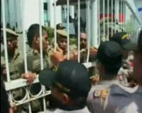 Mahasiswa Ricuh dengan Polisi di Kantor Gubernur Maluku