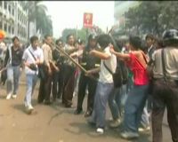 Mencari Identitas Diri dengan Kekerasan