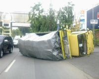 Truk Pengangkut Kabel Terguling