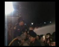 Konser Ricuh, Polisi Bentrok dengan Satpol PP