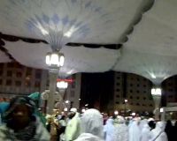 Payung Tahan Hawa Dingin di Masjid Nabawi