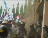 Tuntut UMK, Massa Buruh Bentrok