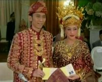 Busana Pengantin Aliya Berbusana Emas