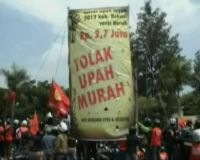 Aksi Tuntut Kenaikan UMP Ricuh