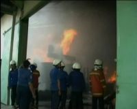 Pabrik Cat Ludes Terbakar