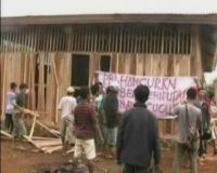 Warga Rusak Kantor Perusahaan Tambang