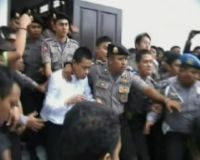 Sidang Ricuh, Massa Serang 2 Terdakwa Pembunuhan