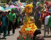 Busana Indah dari Sampah Daur Ulang