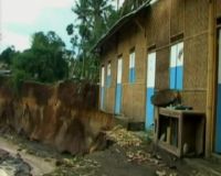 Antisipasi Bencana, Warga Bongkar Sendiri Rumahnya