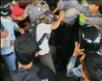 Santri dan Mahasiswa Bentrok dengan Polisi