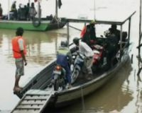 Perahu Jadi Sarana Penyebrangan